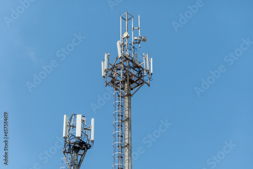 5G radio network telecommunication equipment with radio modules and smart antennas mounted on a metal
