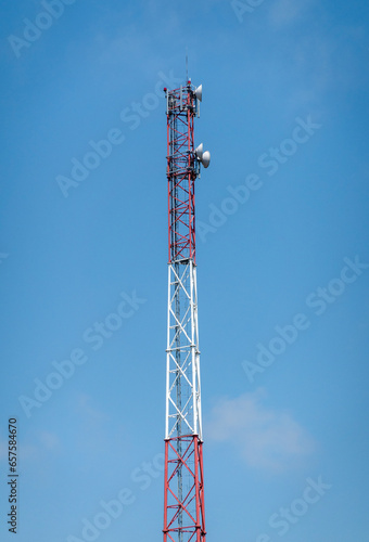 5G radio network telecommunication equipment with radio modules and smart antennas mounted on a metal