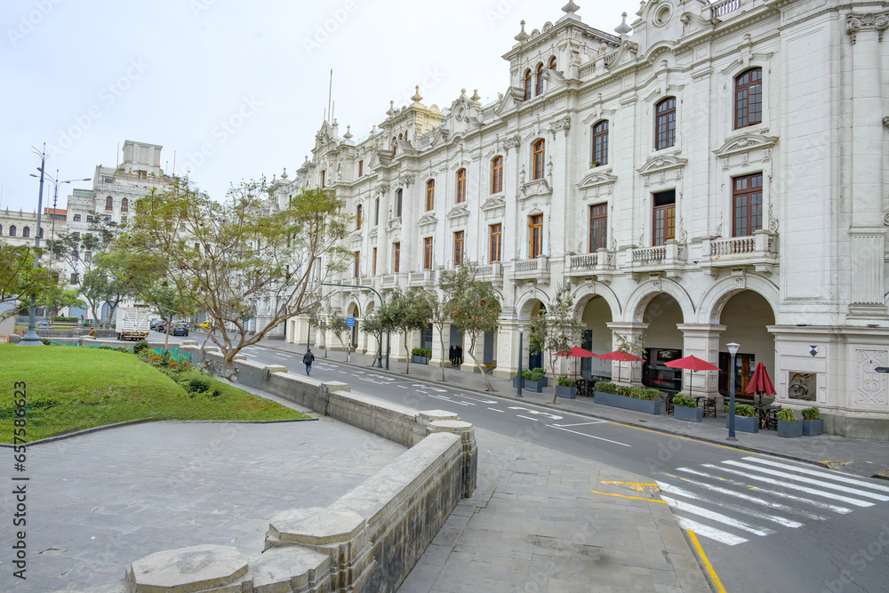 Prédios históricos com bandeira do Peru no centro de Lima.  - obrazy, fototapety, plakaty 