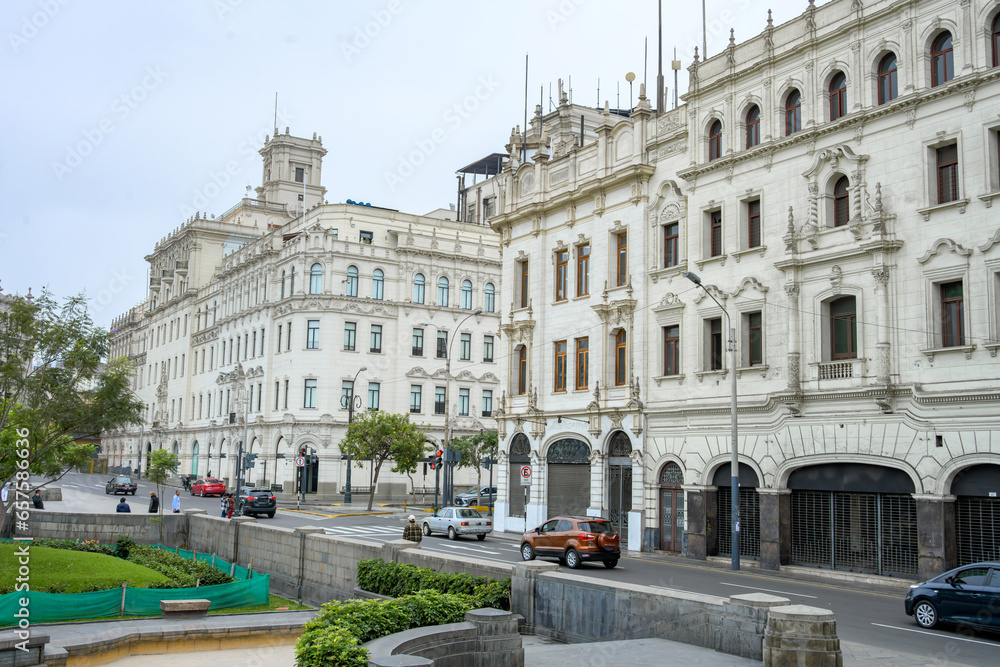 Praça San Martin em Lima, Peru com seus prédios históricos e carros na rua. 