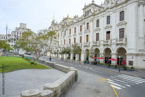 Prédios históricos com bandeira do Peru no centro de Lima. 