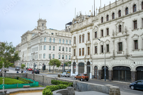 Praça San Martin em Lima, Peru com seus prédios históricos e carros na rua. 