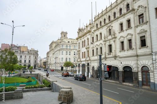 Praça San Martin em Lima, Peru com seus prédios históricos e carros na rua.  photo