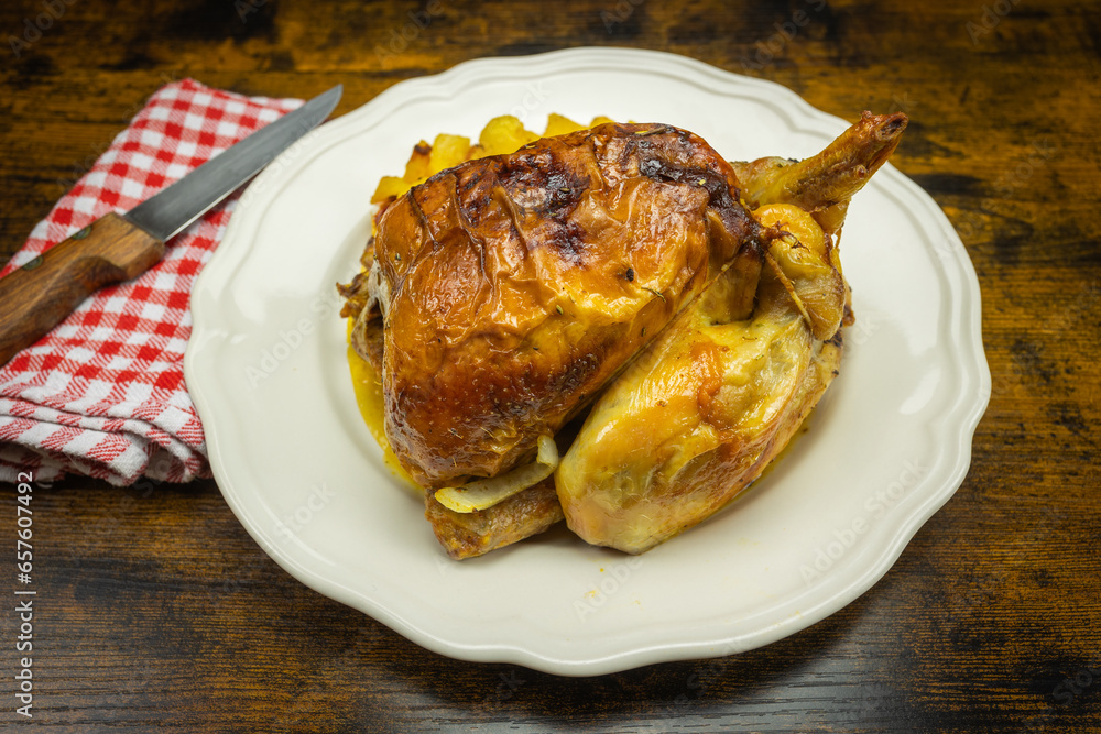 poulet rôti, en gros plan, dans une assiette poulet rôti, en gros plan, dans une assiette
