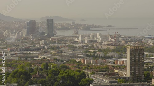 Marseille paysage depuis les quartiers Nord avec les habitations populaires de la cité du castellas avec le centre ville et le port  photo