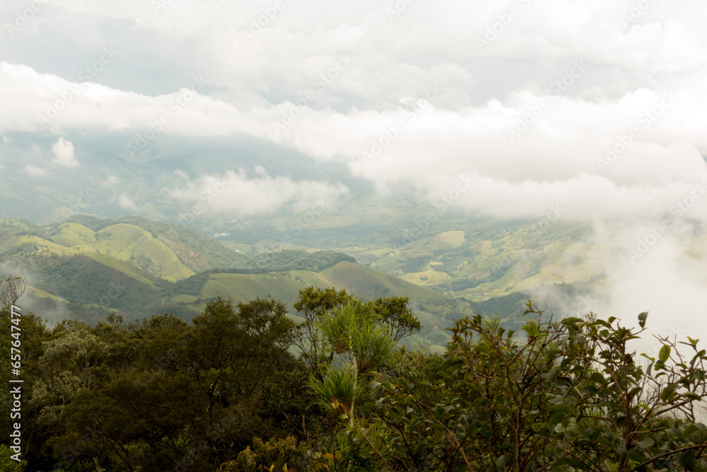 Vale corto com vegetação verde, serras e nuvens. Região turística de São Francisco Xavier interior de São Paulo, Brasil.  