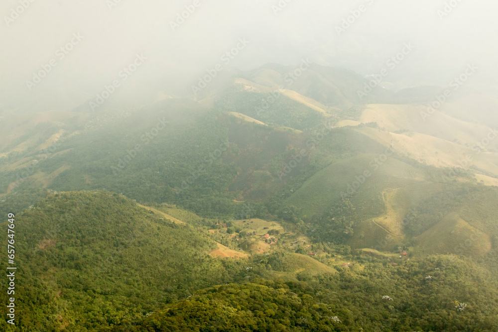 Serras, montes e montanhas com um vegetação incrível na região de São Francisco Xavier, São Paulo, Brasil. 