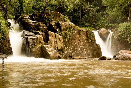 Cachoeiras, flora e natureza intocada no interior do estado de São Paulo, Brasil.