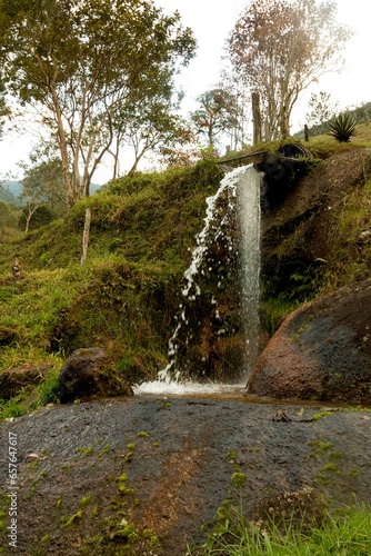 Cachoeiras, flora e natureza intocada no interior do estado de São Paulo, Brasil.