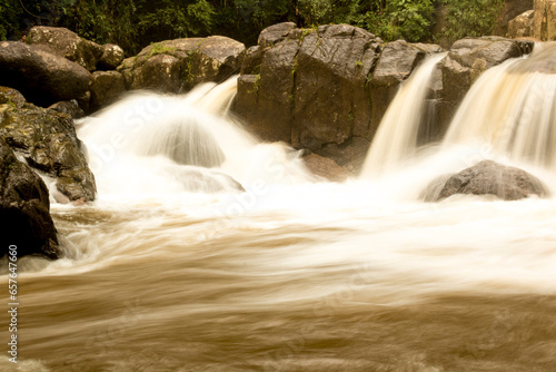 Cachoeiras, flora e natureza intocada no interior do estado de São Paulo, Brasil.