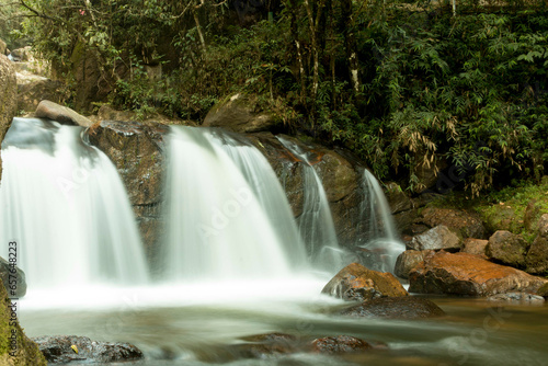 Cachoeiras, flora e natureza intocada no interior do estado de São Paulo, Brasil.