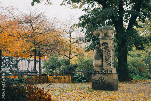 Park am Helmholzplatz im Bezirk Prenzlauer Berg, Berlin im Herbst photo