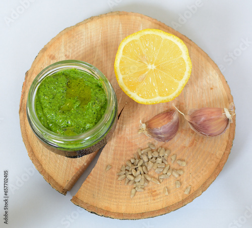 Pesto szpinakowe domowej roboty photo