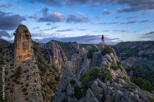 Persona escalador en montala de roca photo