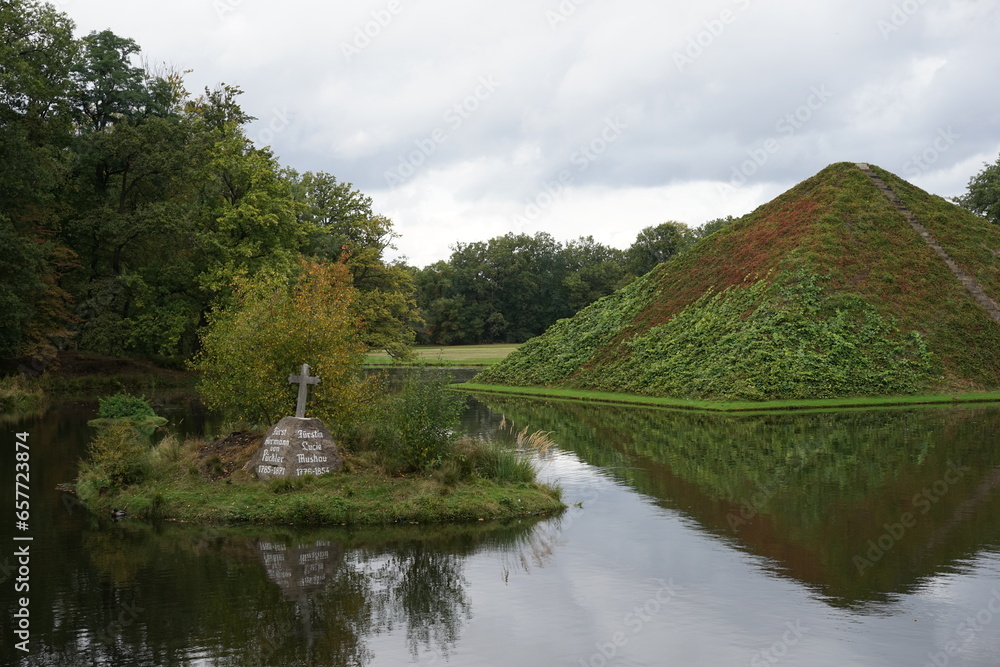 Die Seepyramide im Fürst-Pückler-Park Branitz, Grabstätte von Fürst ...