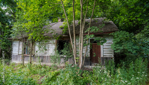 Stary opuszczony dom drewniany mocno naruszony " zębem czasu " . Dom położony całkiem niedaleko stąd (od Ostrowca) wśród lasów w leśnej wsi, o dachu krytym betonową dachówką.. 