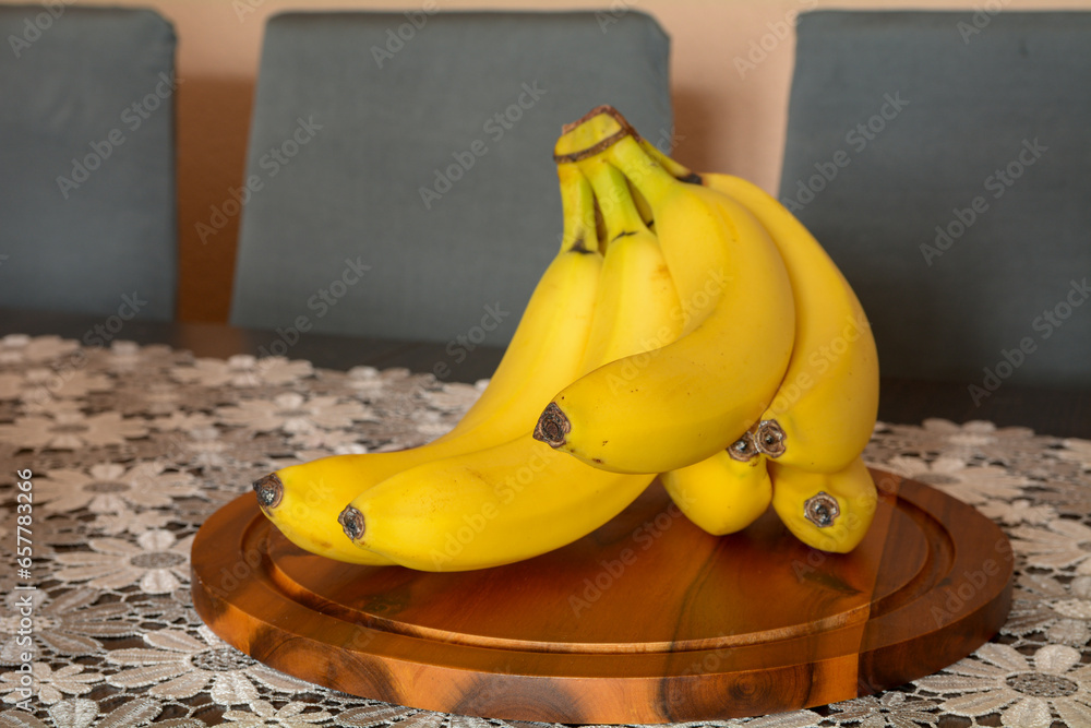 świeże banany na stole - obrazy, fototapety, plakaty 