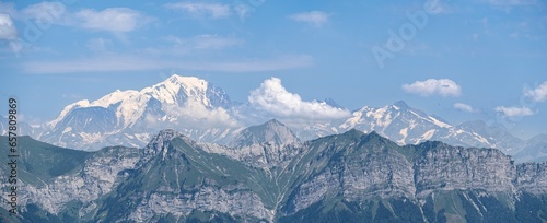 Vue Imprenable depuis le Semnoz : Montagnes et Mont Blanc près d'Annecy