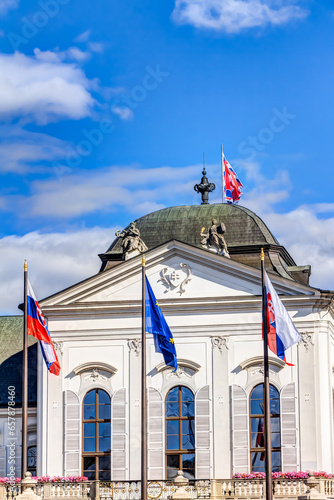 Fahnen vor dem Palais Grassalkovich in Bratislava (Slowakei) – Präsidentenpalast