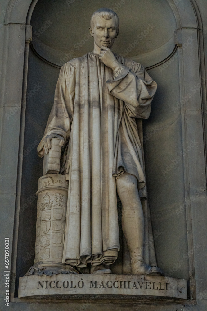 Fototapeta premium Niccolo Macchiavelli statue in piazza santa croce, florence