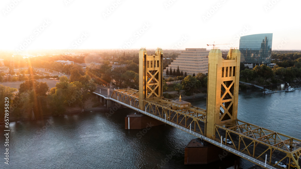 Sunset view of the historic 1935 Tower Bridge and the downtown skyline of Old Sacramento, California, USA. - obrazy, fototapety, plakaty 