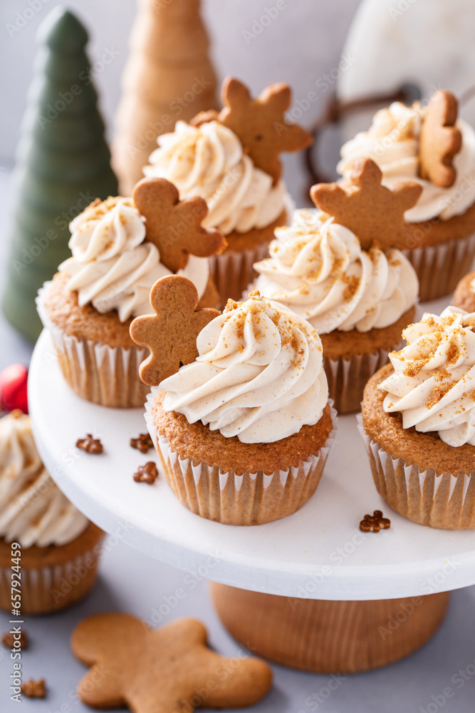 Gingerbread cupcakes for Christmas with gingerbread cookies and buttercream frosting Gingerbread cupcakes for Christmas with gingerbread cookies and buttercream frosting