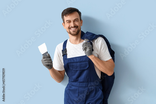 Smiling male construction w...