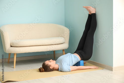 Sporty young woman practici...