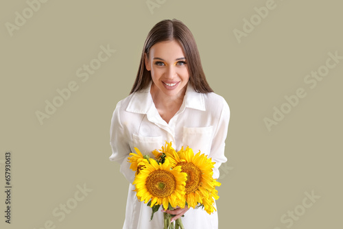 Young happy woman with bouq...