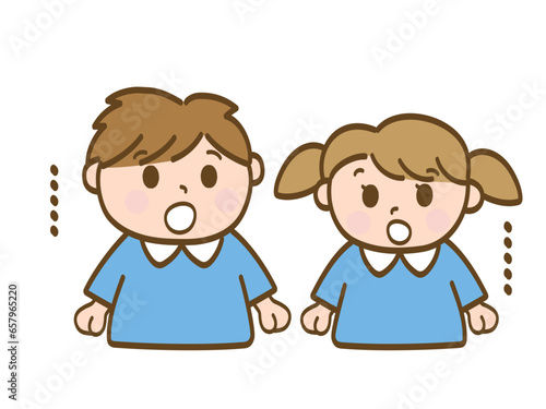 ポカーンと呆れて言葉も出ない男の子と女の子_保育園児の兄妹