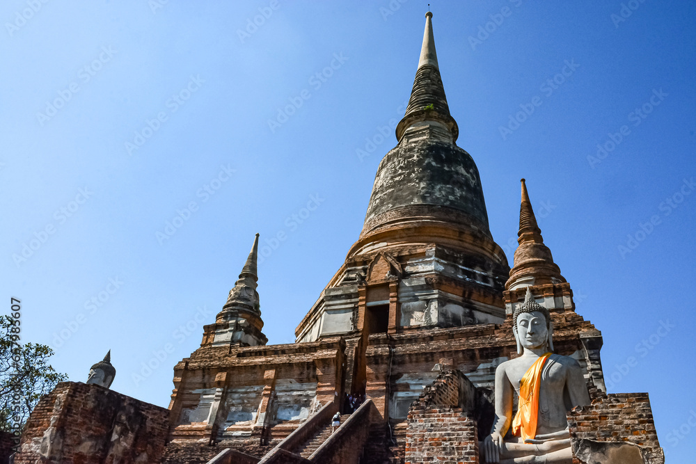 Fototapeta premium Ayutthaya Historical Park, a World Heritage Site of Thailand It is an important tourist attraction. There are many tourists visiting throughout the year
