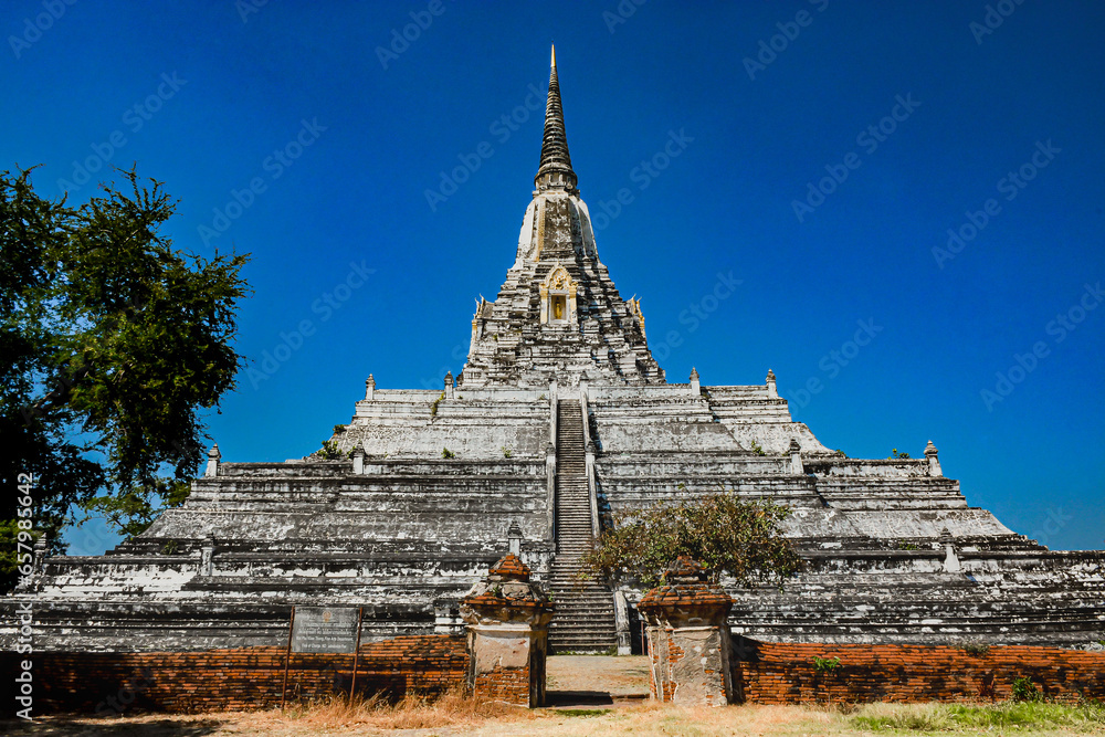 Ayutthaya Historical Park, a World Heritage Site of Thailand It is an important tourist attraction. There are many tourists visiting throughout the year