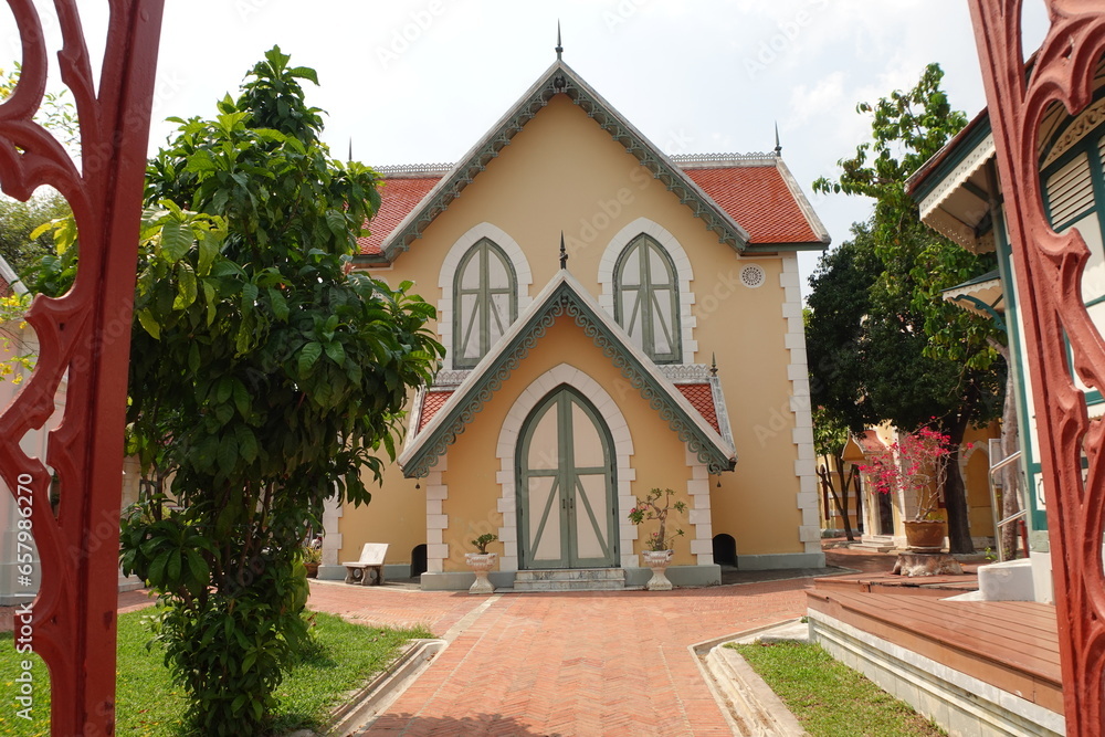 European style houses near Wat Niwet, Ayutthaya　ワットニウェート前に並ぶヨーロッパ風の建物　アユタヤ