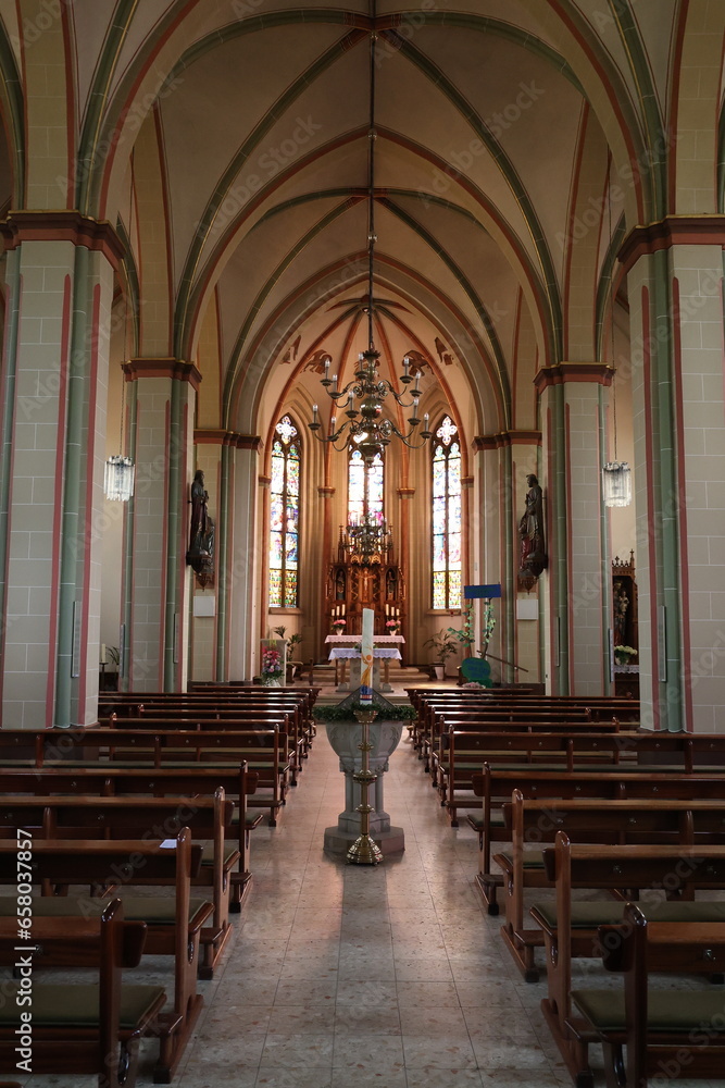 Innneansicht der Katholischen Kirche St. Peter und Paul im Zentrum der Gemeinde Holdorf in Niedersachsen