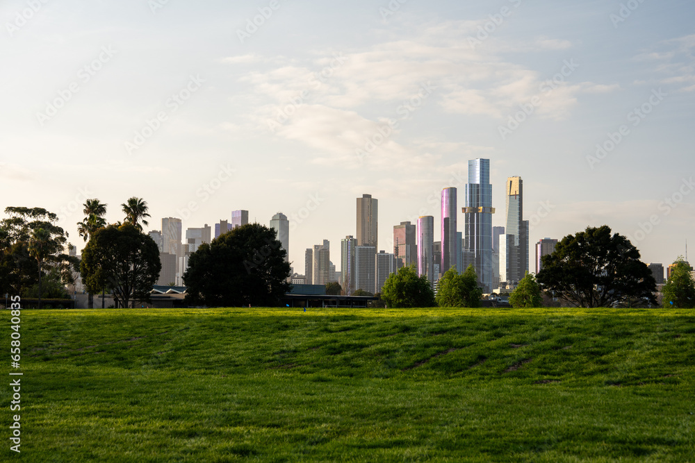 Obraz premium Experience Melbourne's captivating skyline at sunset, as it bathes in amazing light, creating a picturesque urban landscape that's a photographer's dream and a city lover's delight.