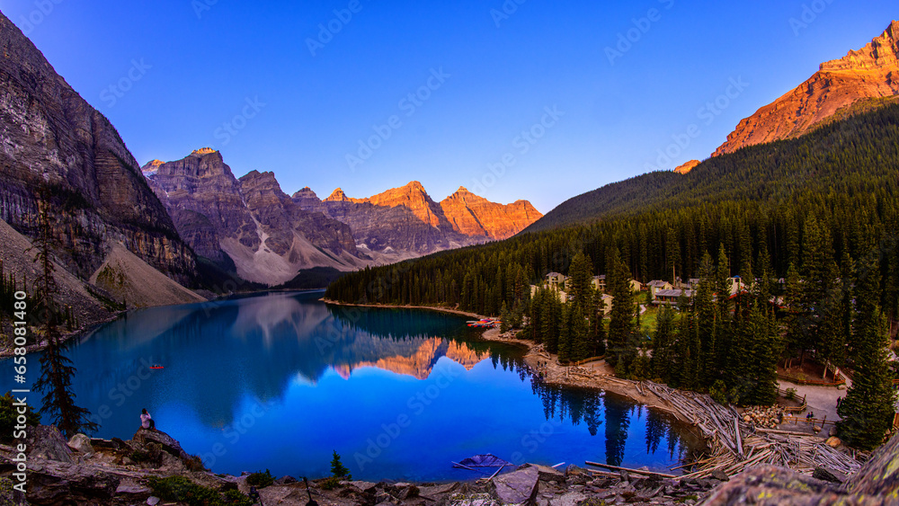 Fototapeta premium Moraine Lake sunrise