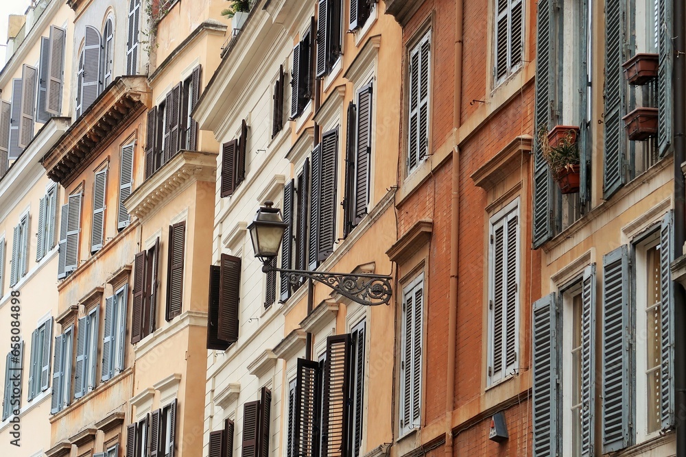 Immobilier à Rome, façades d’immeubles colorées dans le centre ville (Italie)