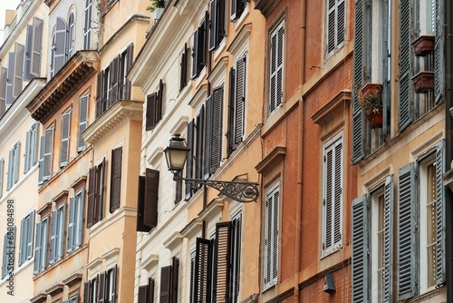 Immobilier à Rome, façades d’immeubles colorées dans le centre ville (Italie)