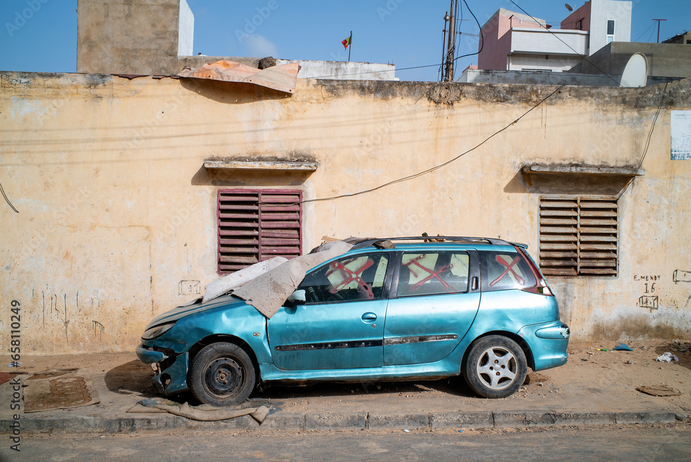 un véhicule abandonnée sur la voie publique dans la ville de Dakar au Sénégal en Afrique