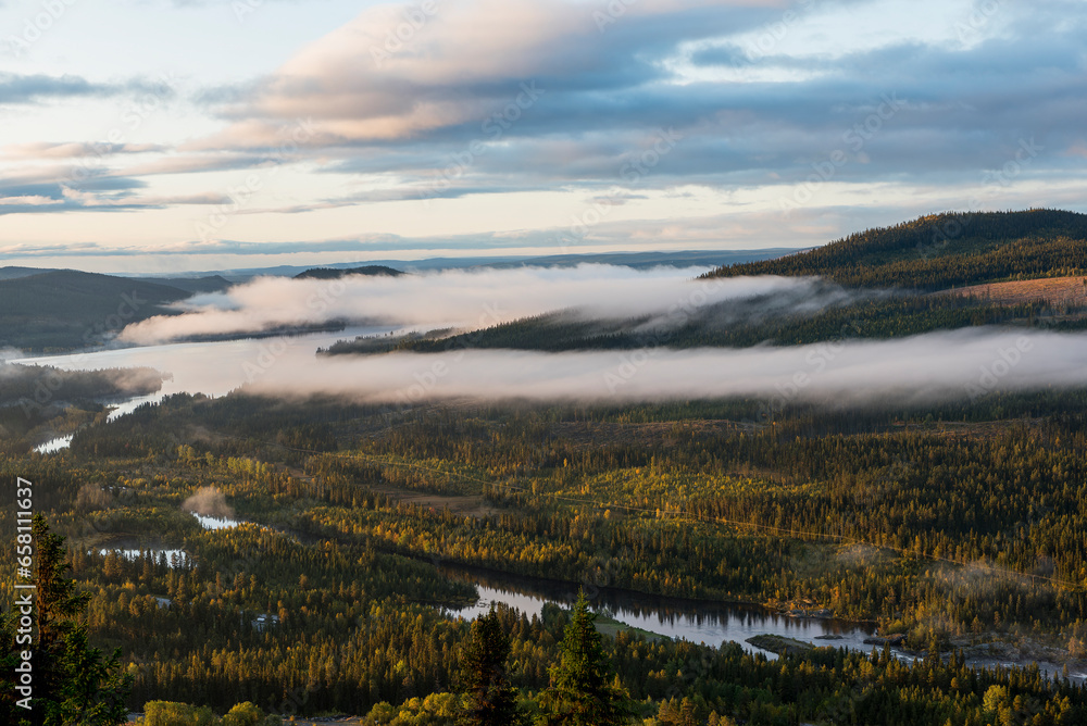  Stalonbergets utsiktsplats in Schweden am frühen Morgen im Herbst