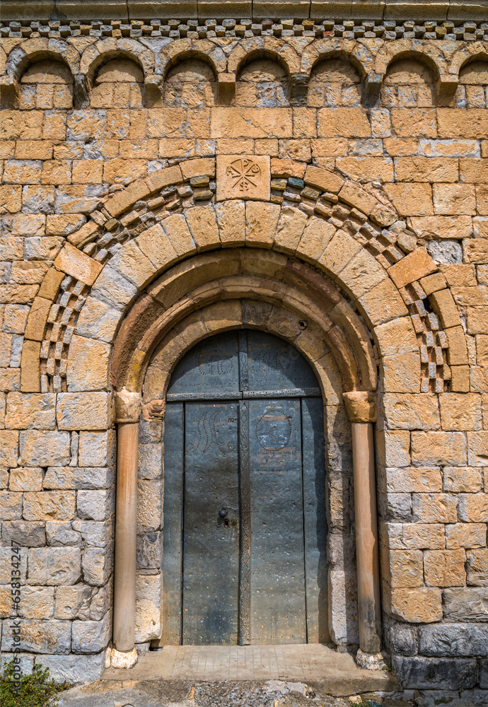 Fototapeta premium Porte d'entrée de l'église Nuestra Señora de Alaón à Sopeira, Aragon, Espagne