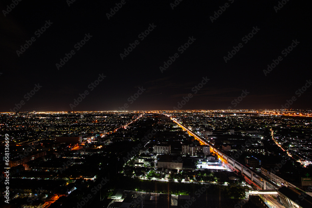Obraz premium Bird's eye view, night view of the city that is beautiful