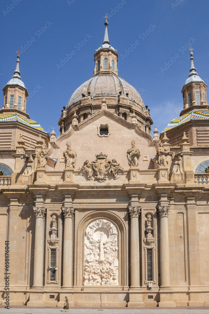 Fototapeta premium Zaragoza - Junto al río Ebro: La Basílica del Pilar, la Catedral del Salvador y el Puente de Piedra.