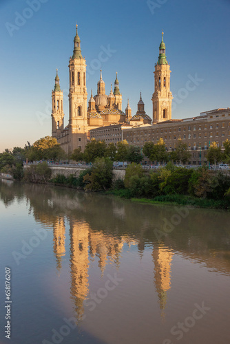 Zaragoza - Junto al río Ebro: La Basílica del Pilar, la Catedral del Salvador y el Puente de Piedra.