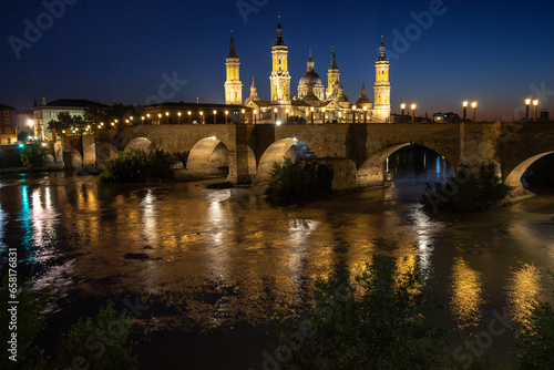 Zaragoza - Junto al r  o Ebro  La Bas  lica del Pilar  la Catedral del Salvador y el Puente de Piedra.
