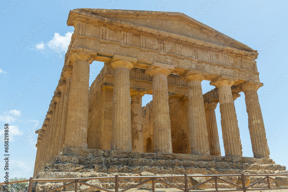 Obraz premium View and details of the Valley of the Temples in Agrigento, Sicily. A monumental complex preserved in excellent condition of the works of ancient Greece. Timeless beauty, striking, family holidays.