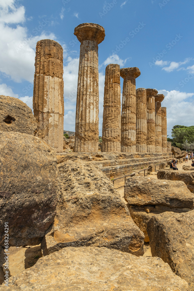 View and details of the Valley of the Temples in Agrigento, Sicily. A monumental complex preserved in excellent condition of the works of ancient Greece. Timeless beauty, striking, family holidays.