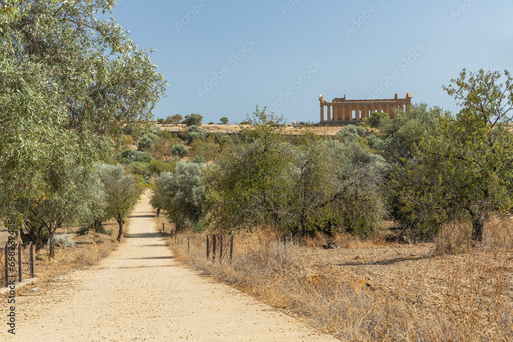 View and details of the Valley of the Temples in Agrigento, Sicily. A monumental complex preserved in excellent condition of the works of ancient Greece. Timeless beauty, striking, family holidays. View and details of the Valley of the Temples in Agrigento, Sicily. A monumental complex preserved in excellent condition of the works of ancient Greece. Timeless beauty, striking, family holidays.