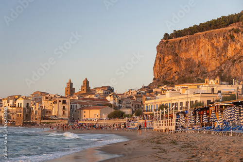Foto View of Cefalù, the city, the cathedral and its castle