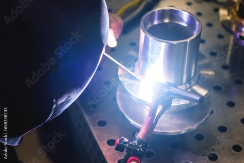 Foto A welder makes a precision weld on a stainless-steel element